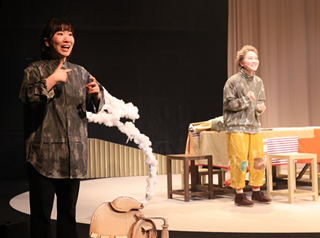 写真　聴覚障害者向け舞台手話通訳